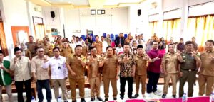 Bupati Lebong, H. Azhari SH MH dan Direktur Eksekutif PKBI Daerah Bengkulu abadikan momen usai pembukaan acara lokakarya Pengelolaan Hutan Adat Desa di Aula Bappeda Lebong, Senin (25/5/2026). Kredit foto: PKBI Bengkulu.