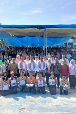Bupati Azhari Salurkan Seragam Sekolah Gratis di Pinang Belapis
